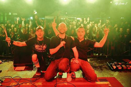 Selfie avec le public lors d’un concert de Nico avec son groupe