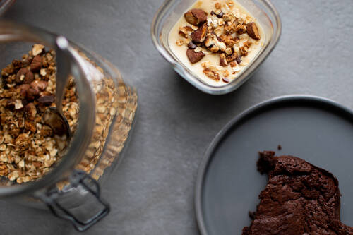 Pot de crème vanille accompagné d’un gateau au chocolat