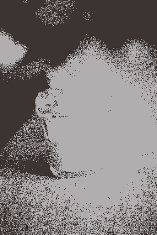 Une dizaine de pots alignés avec de la crème vanille à l’intérieur.