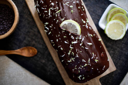 Un gâteau au chocolat avec du citron sur le dessus