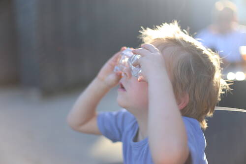 Un kid looking through glass