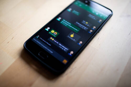 Un téléphone allumé sur l’application XMPP Conversations